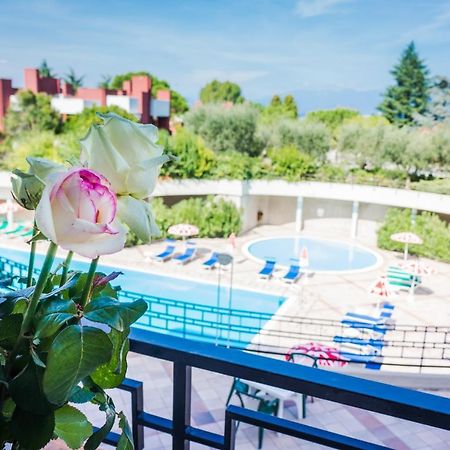 Hotel Residence Holiday Сірміоне Екстер'єр фото