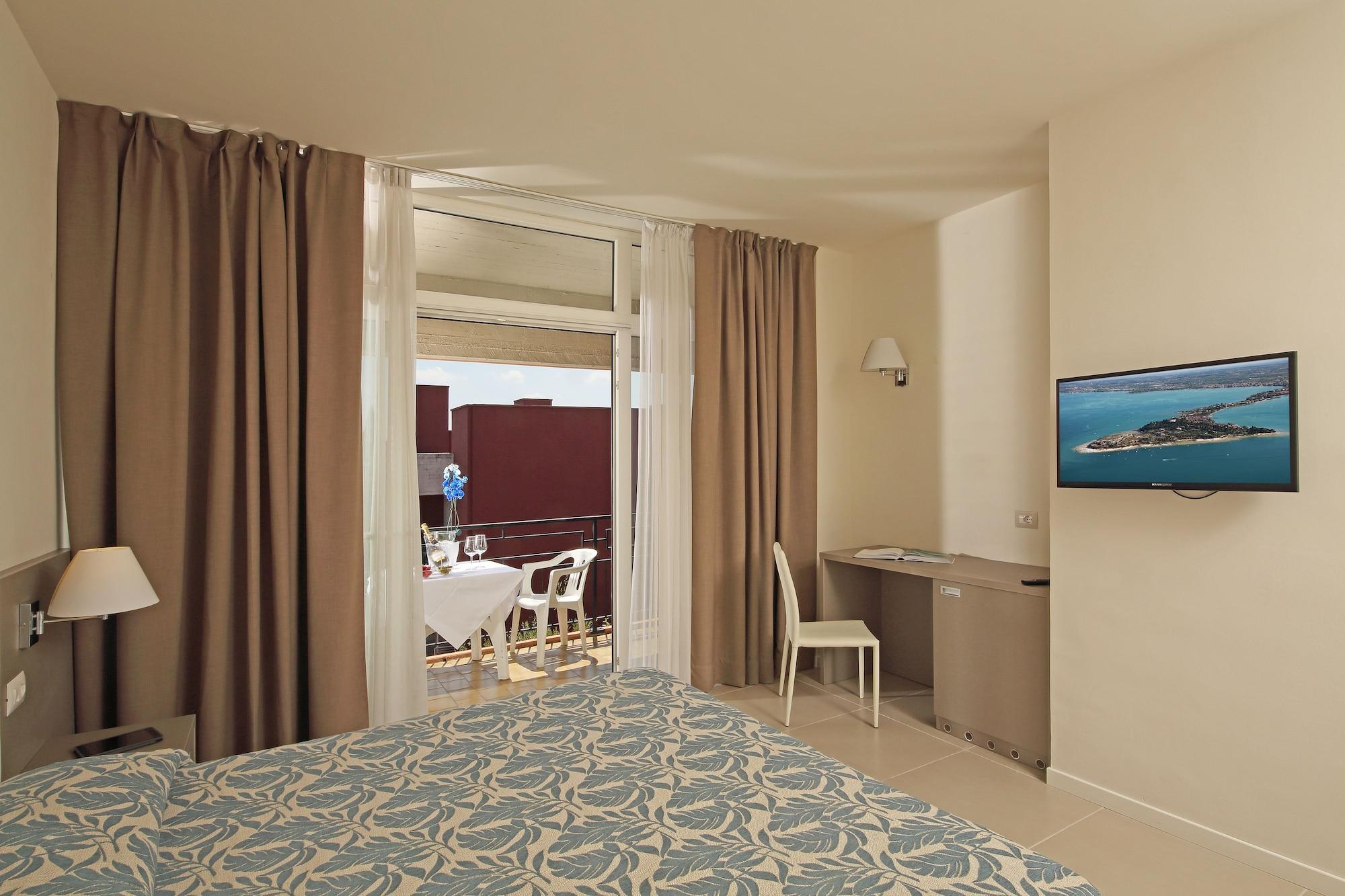 Hotel Residence Holiday Сірміоне Екстер'єр фото