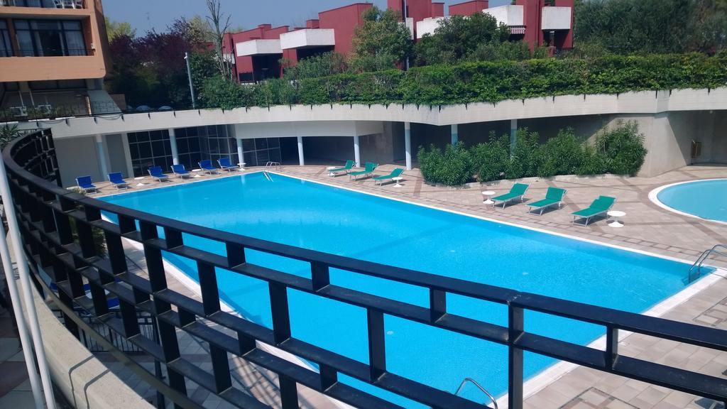 Hotel Residence Holiday Сірміоне Екстер'єр фото