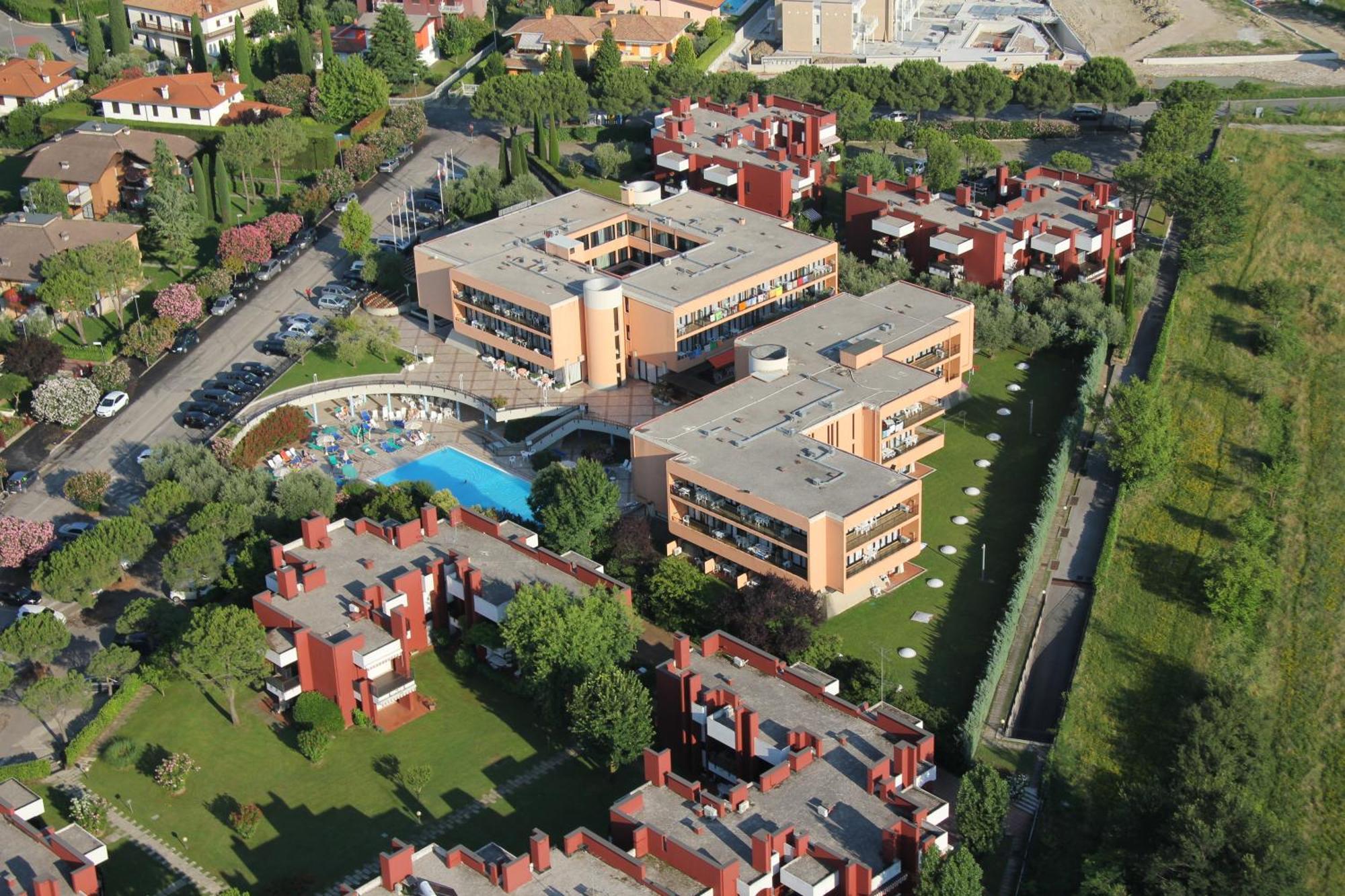 Hotel Residence Holiday Сірміоне Екстер'єр фото