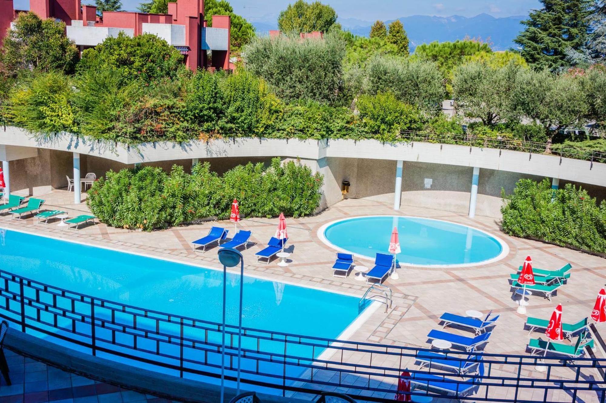 Hotel Residence Holiday Сірміоне Екстер'єр фото