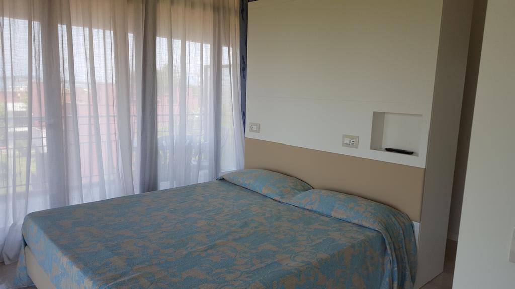 Hotel Residence Holiday Сірміоне Екстер'єр фото