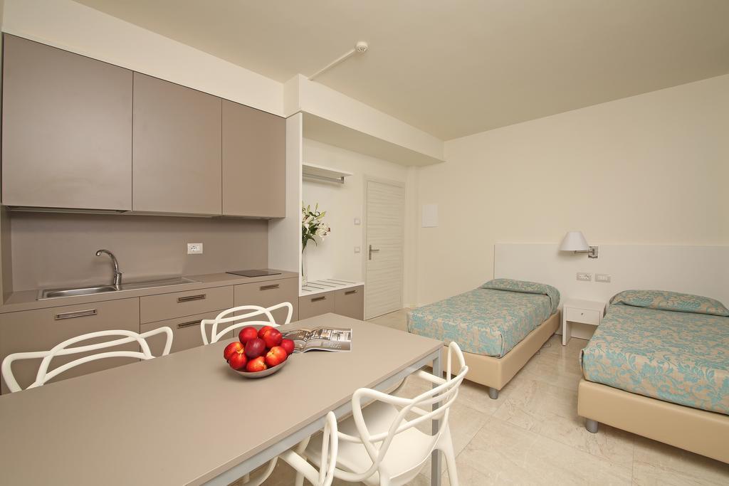 Hotel Residence Holiday Сірміоне Екстер'єр фото