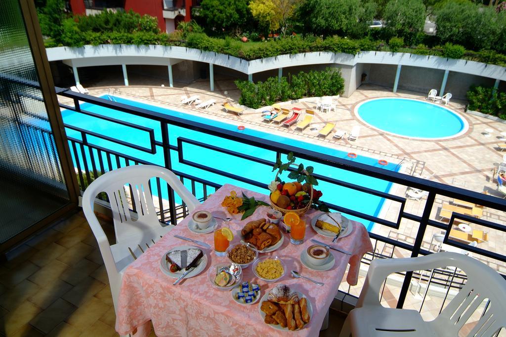 Hotel Residence Holiday Сірміоне Екстер'єр фото