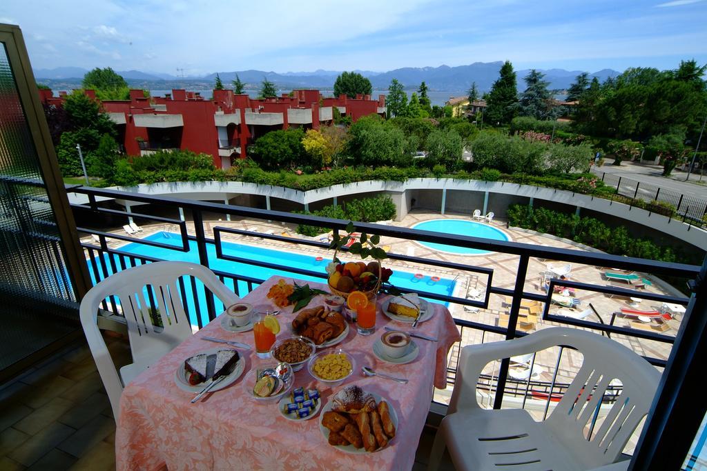 Hotel Residence Holiday Сірміоне Екстер'єр фото